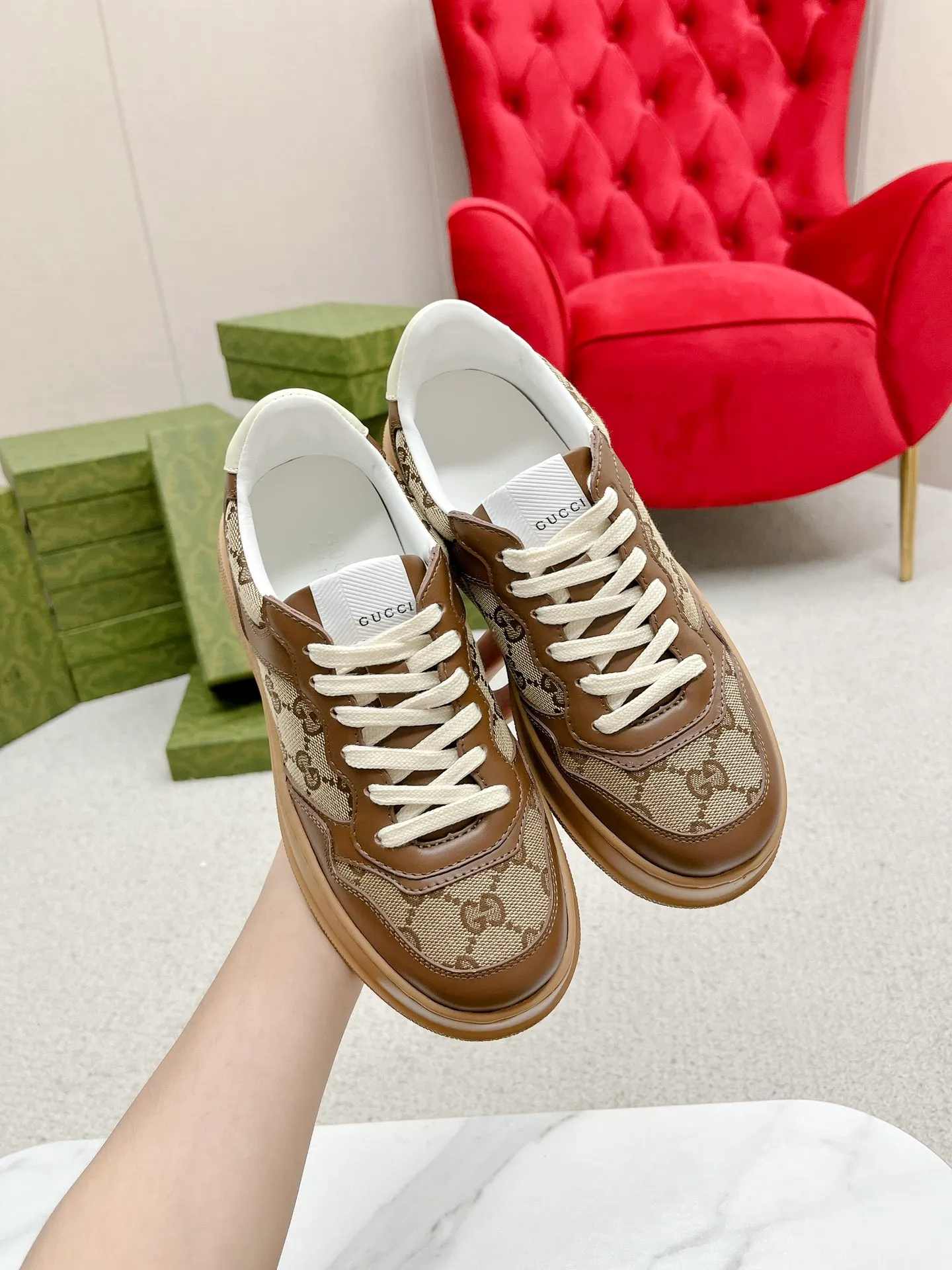 👟👟Ex-factory price 480👟👟 Gucci - the new Chunky B series lightweight soft thick sole sports series! G's couple's white shoes, Gucci counter style, Gucci catwalk style! The style design is light, luxurious and retro...thick sole increases height...similar to an upgraded version of classic white shoes! Original customized cowhide fabric (classic old floral fabric, perforation, embossing process), cowhide lining, original foam lightweight outsole, GG Logo on the heel, 4cm thick sole, classic Gucci webbing... Women's 35-40/Men's 39-44 (full size) Women's 41, Men's 45 are custom-made and non-returnable
